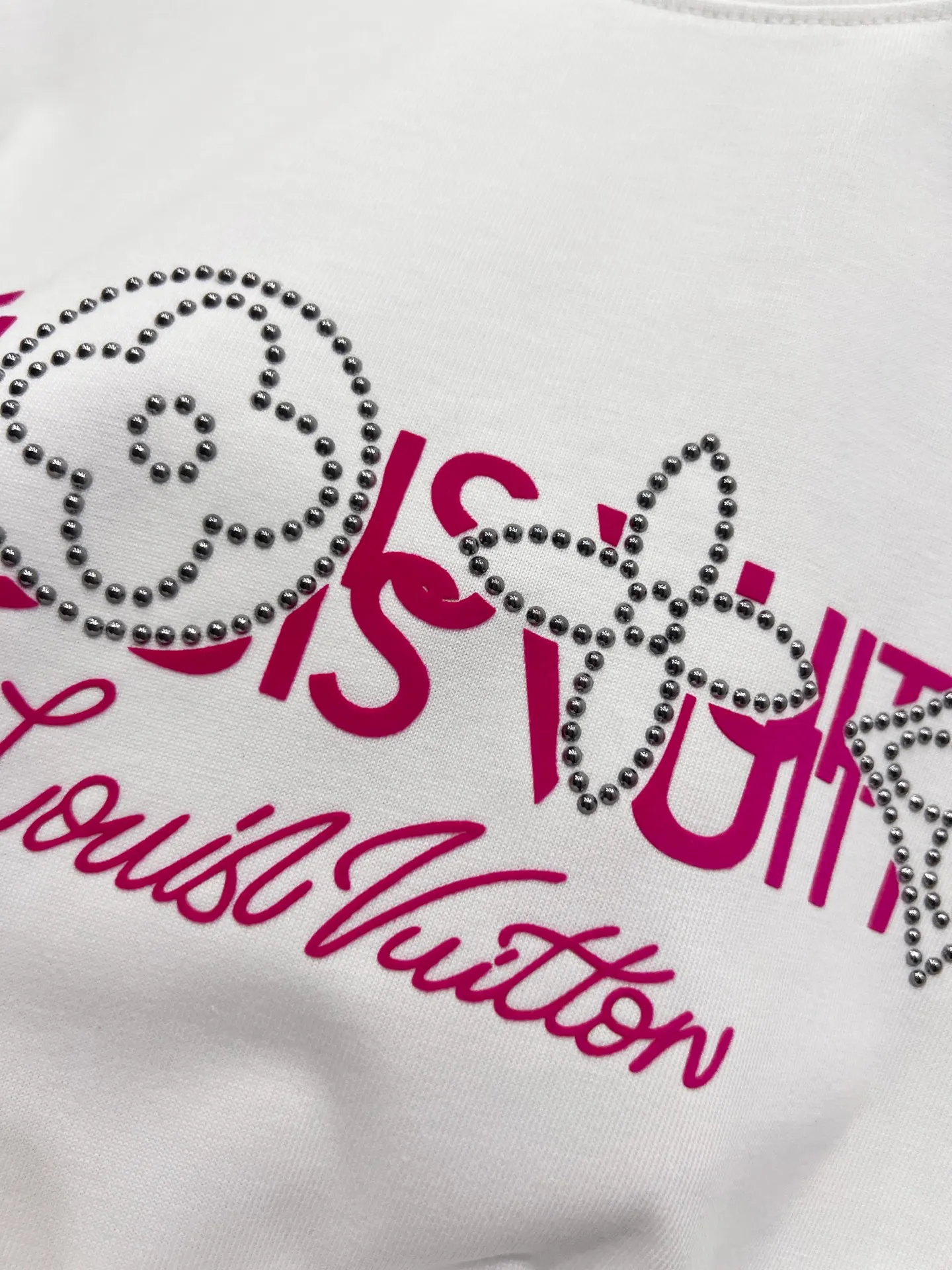 🅿️190 1v Louis* 2025 autumn and winter new style, classic letter three-dimensional foam printing + hot silver pearl diamond craft design, high-end version! Highly breathable and comfortable, customized double yarn plain cotton fabric. Short-sleeved T-shirt. Same style for men and women. Sizes S M L XL XXL Five sizes black white